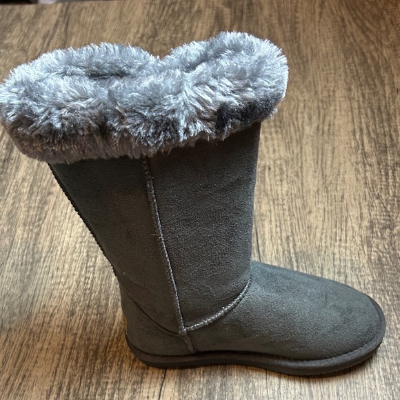 NWOT Après Gray Faux Fur Boots - Picture 4 of 9